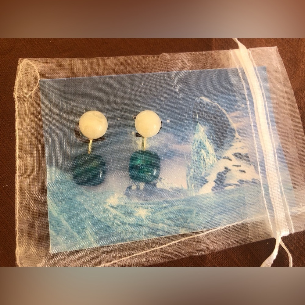 Disney Frozen Elsa Earrings - Picture 2 of 4